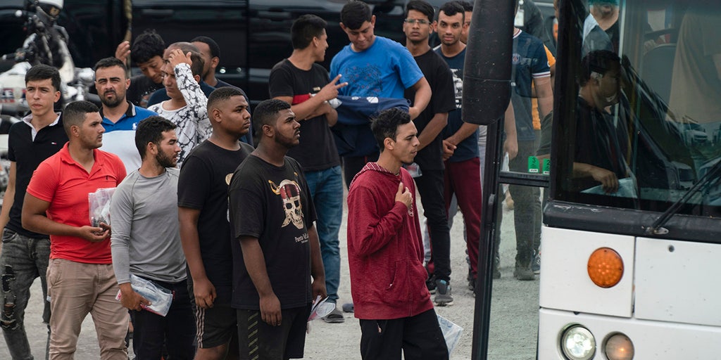 Migrants surge by US-Mexico border ahead of Title 42 expiration - Vimarsana News