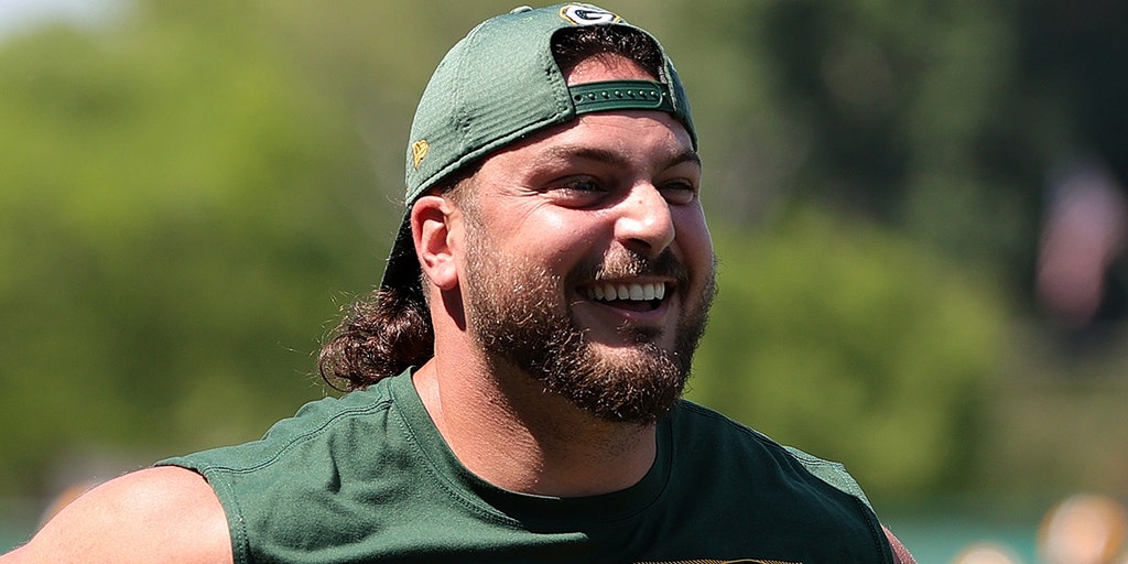 Packers' David Bakhtiari returns as teammates wear customized T-shirts