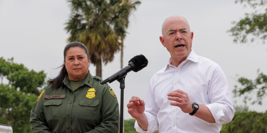 'He's not doing his job': Americans grade Homeland Security chief's performance amid Title 42 fallout - Vimarsana News
