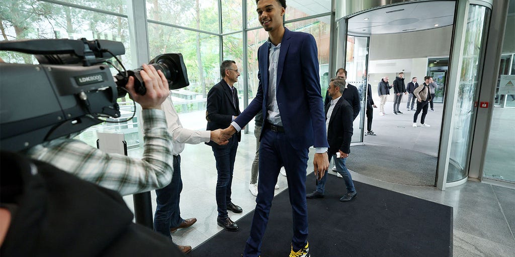 Hyped NBA draft pick, World Cup champ's height difference stuns fans