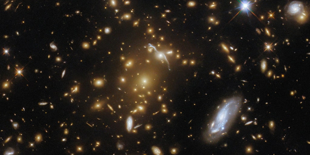 Hubble Space Telescope looks into center of vast galaxy cluster almost 9 billion light-years away - Vimarsana News