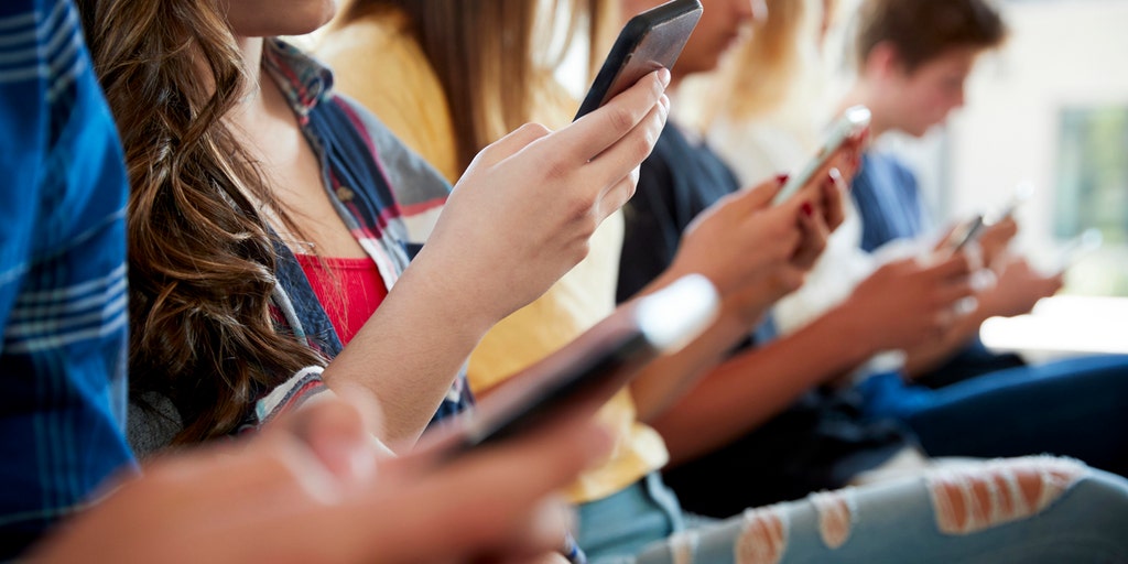 Teens and social media: American Psychological Association issues guidance for safe use and 'instruction' - Vimarsana News