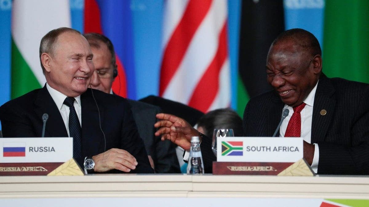 Putin Ramaphosa smiling