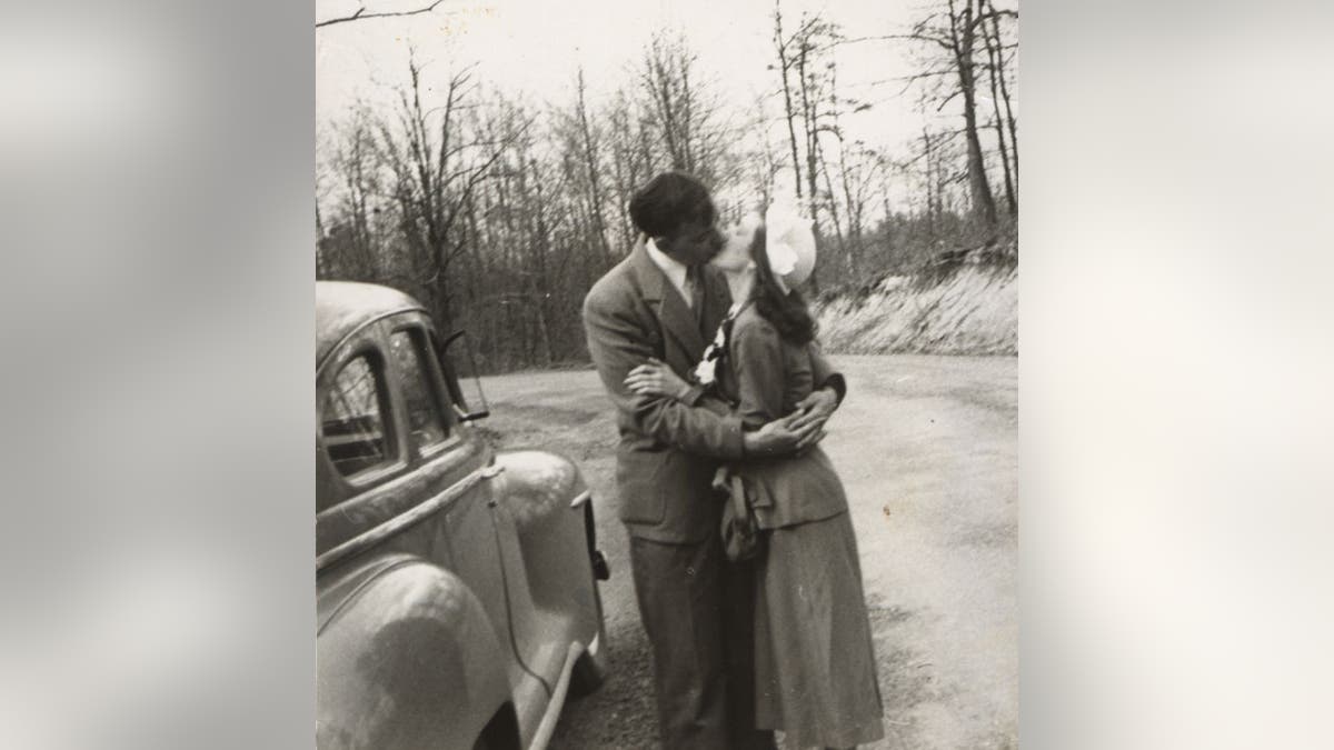 Shiftyand Dorothy kissing