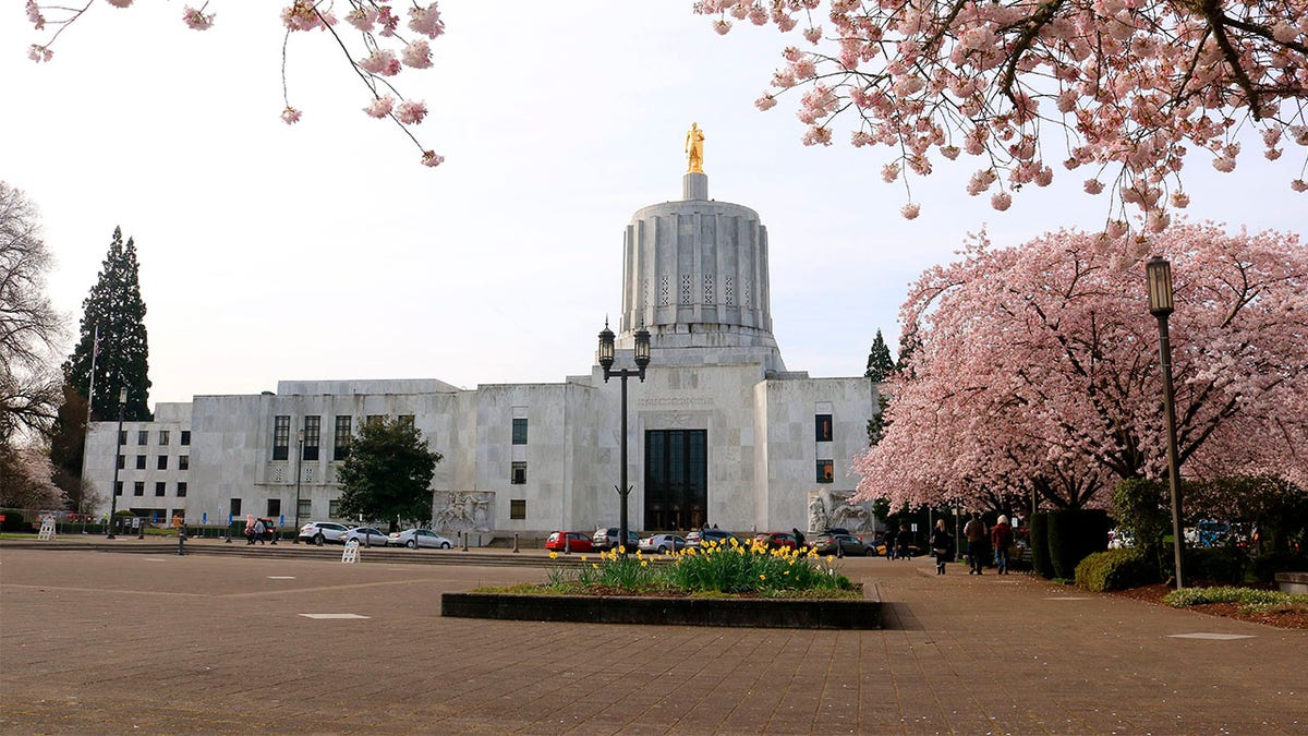 Oregon state capitol building in Salem Oregon.