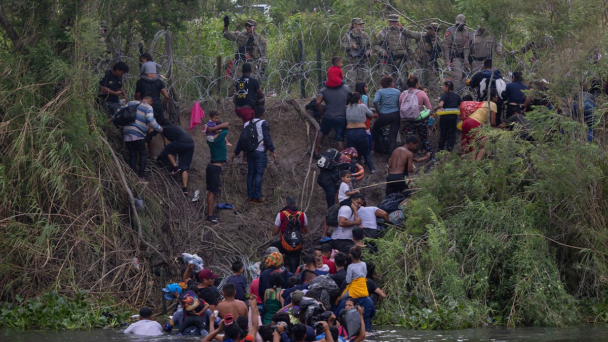 migrants speak to texas national guard