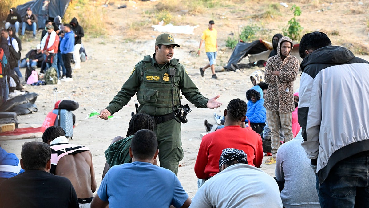 Border Patrol agent addresses migrants