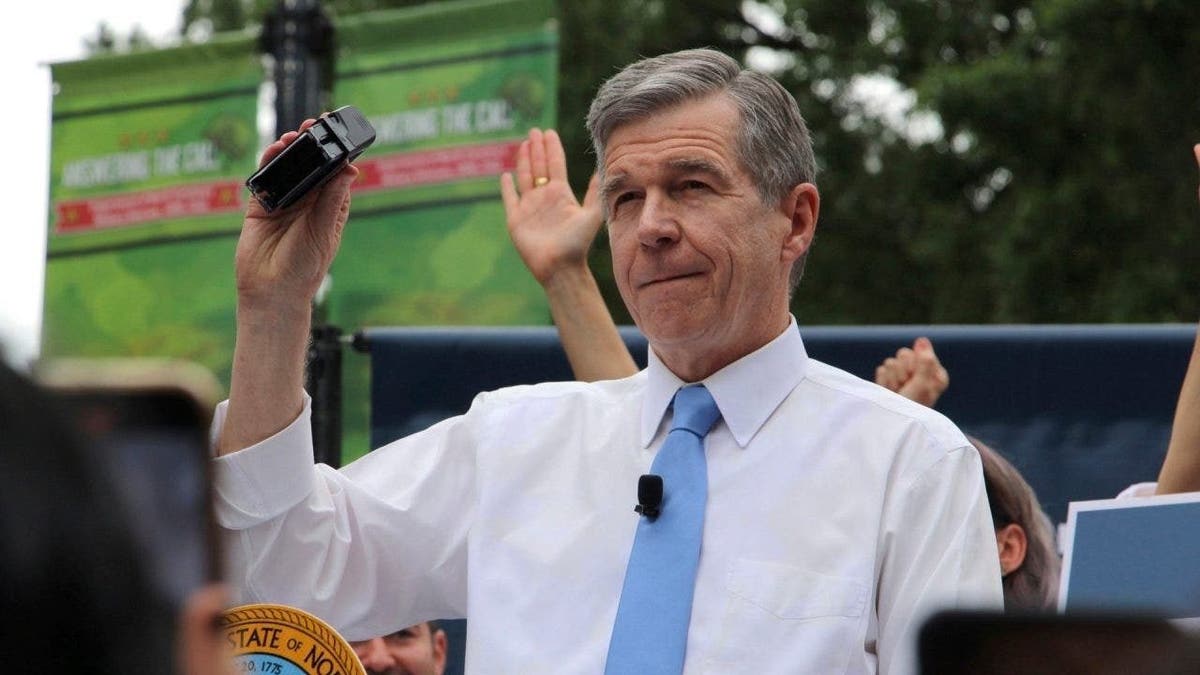 Roy Cooper at event