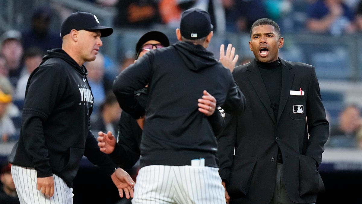 Aaron Boone argues with an umpire