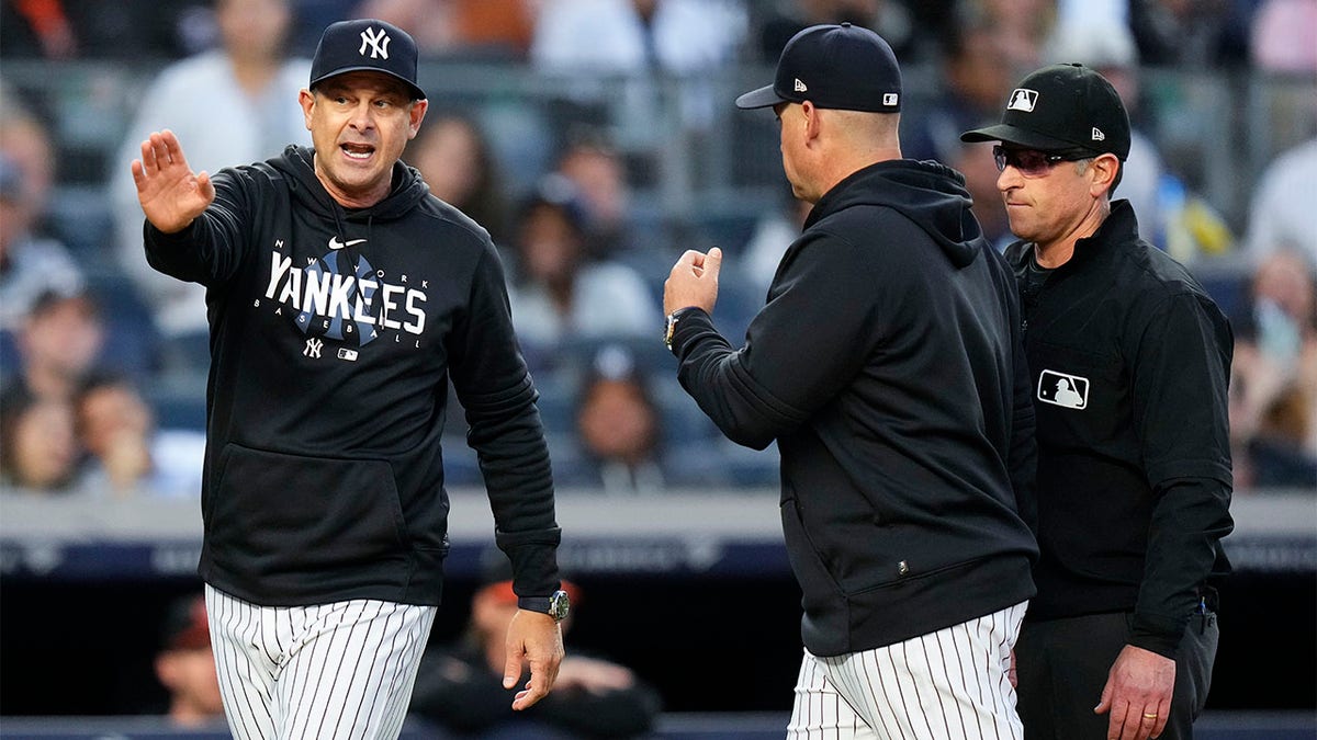Aaron Boone argues with umpires