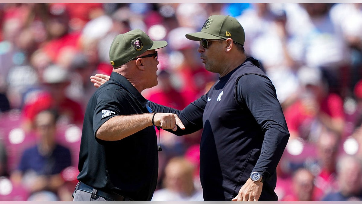 Aaron Boone argues with umpire