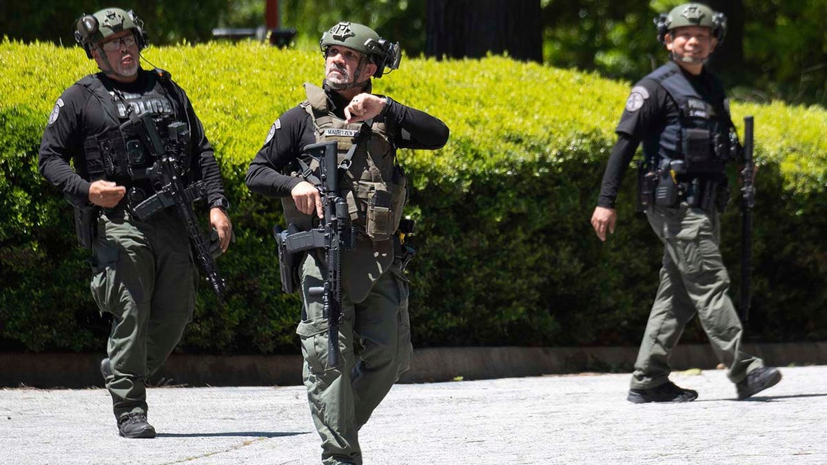 Polisi dan pekerja darurat berkumpul di Atlanta