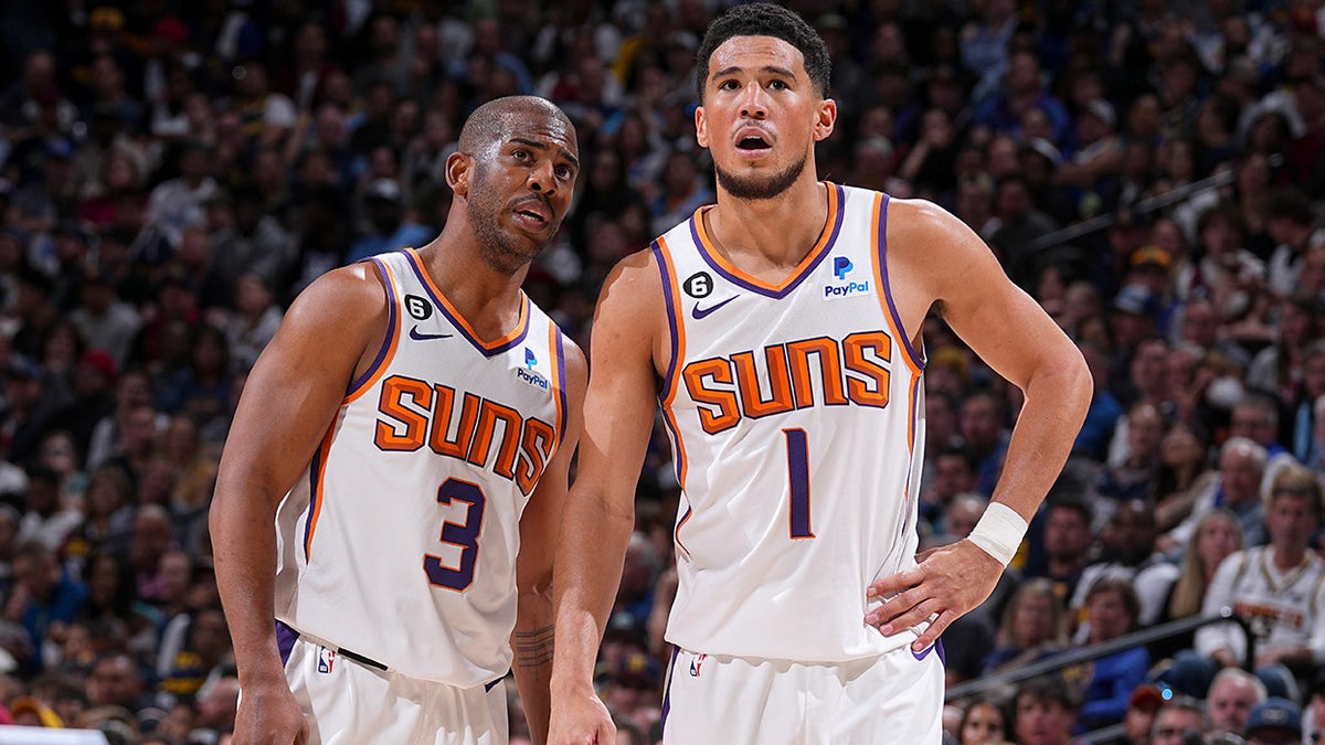 Chris Paul speaks with Devin Booker