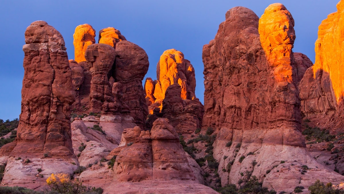 Spotlighting on sandstone formations in the Devil's Garden 