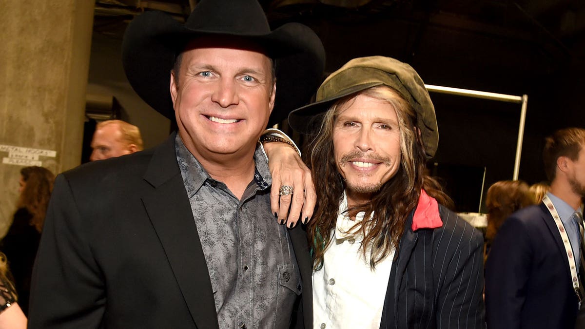 Garth Brooks and Steven Tyler pose for a photo