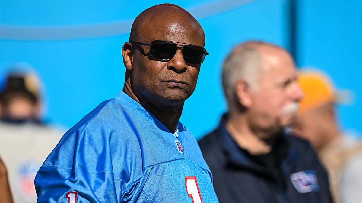 Warren Moon watches the Titans warm up