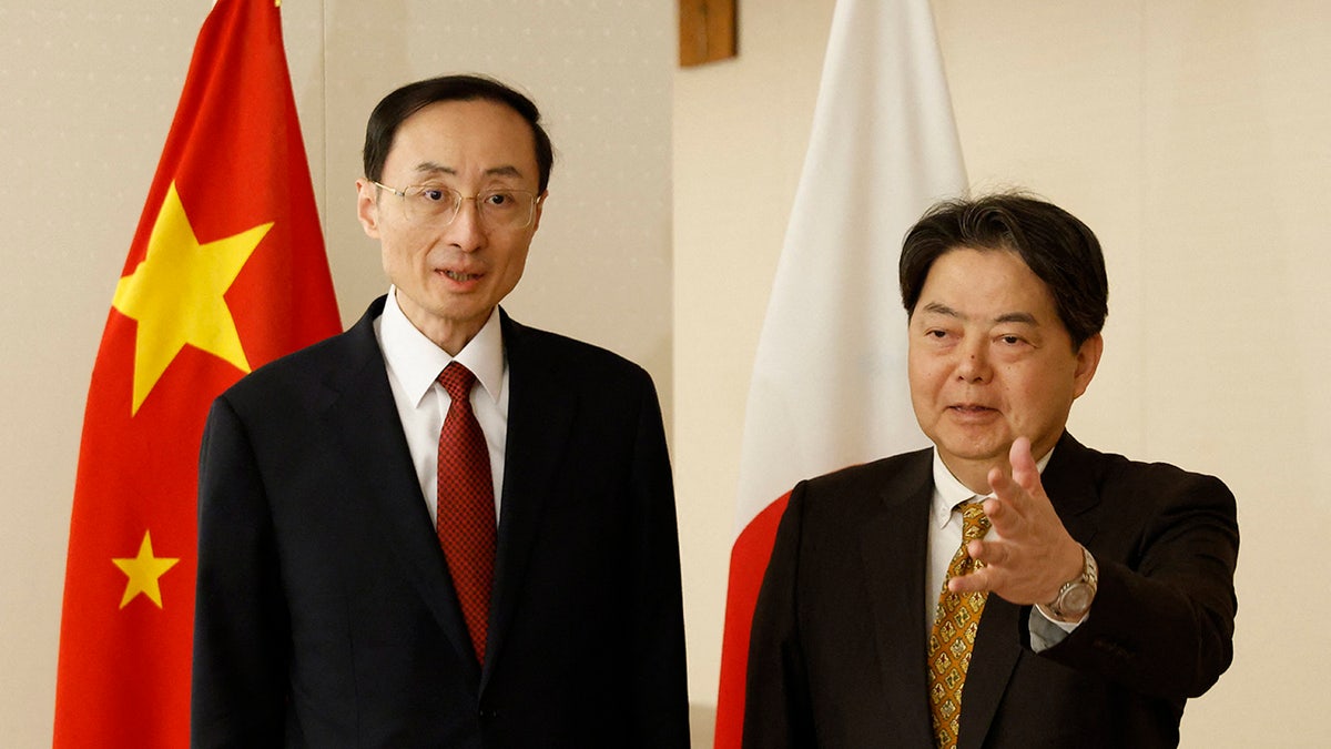 Chinese and Japanese official meeting