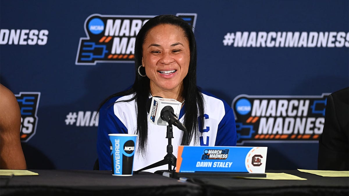 Dawn Staley Về Tầm Quan Trọng Của Bức Tượng ở Columbia, Nơi Từng Treo ...