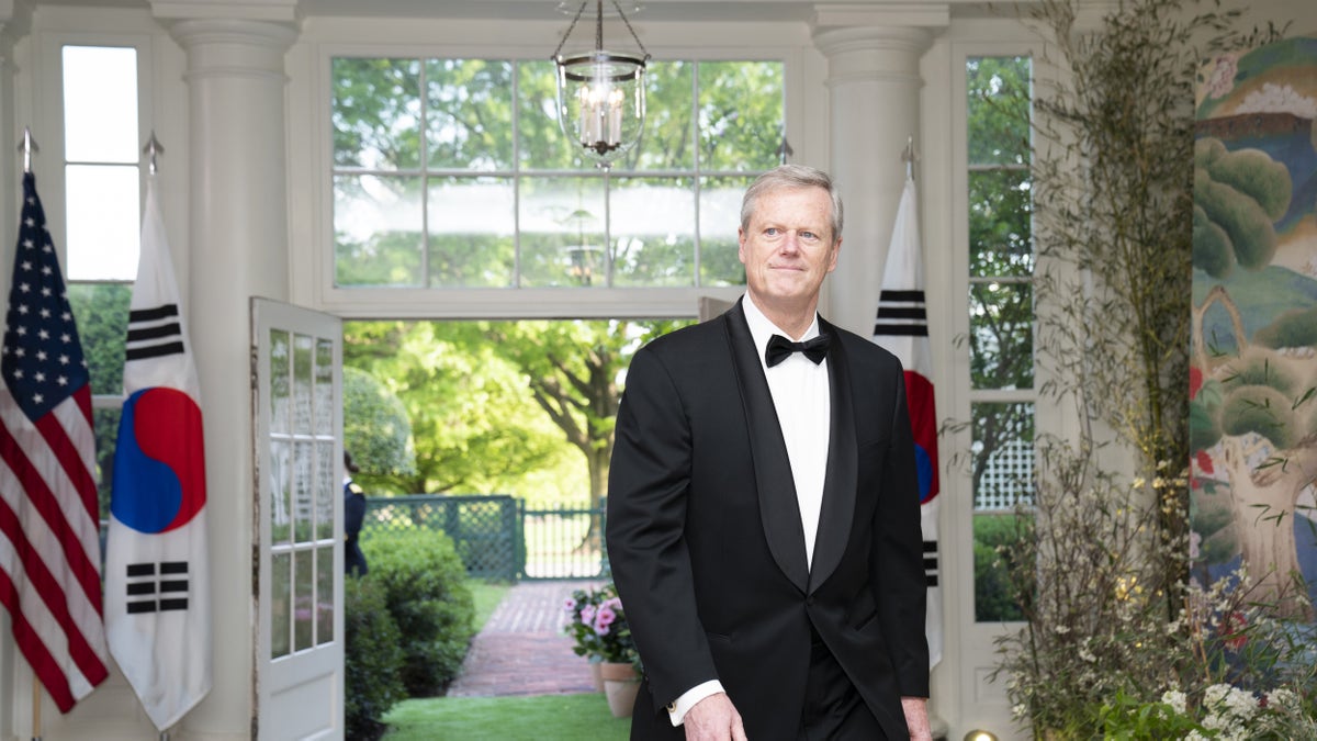 Charlie Baker arrives at White House