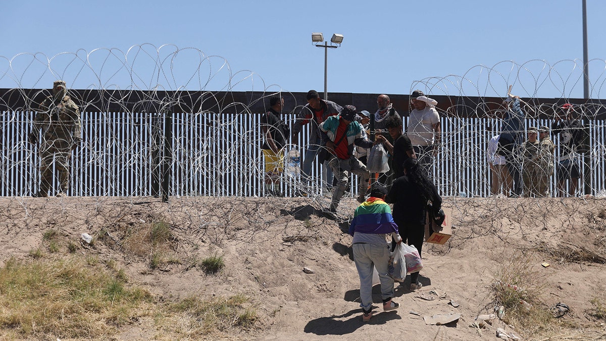 A crowd of migrants 