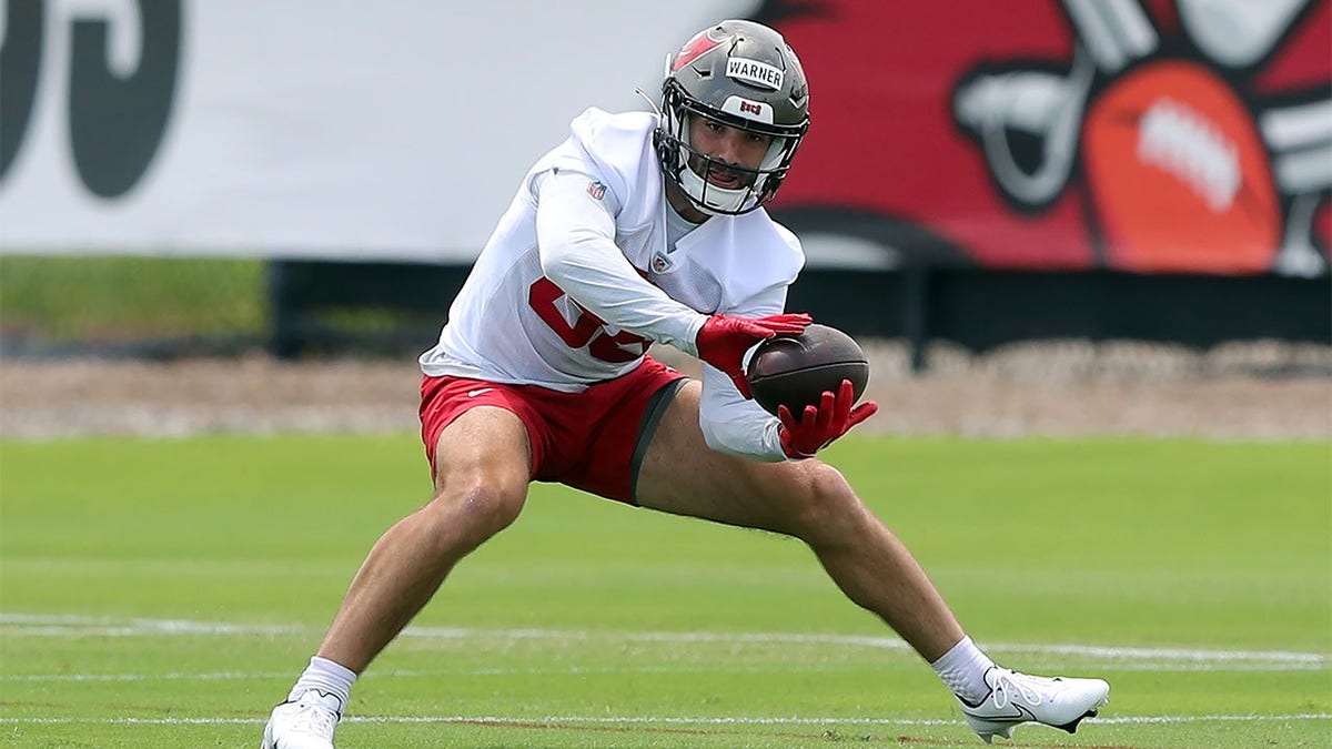Kade Warner catches a pass for the Bucs