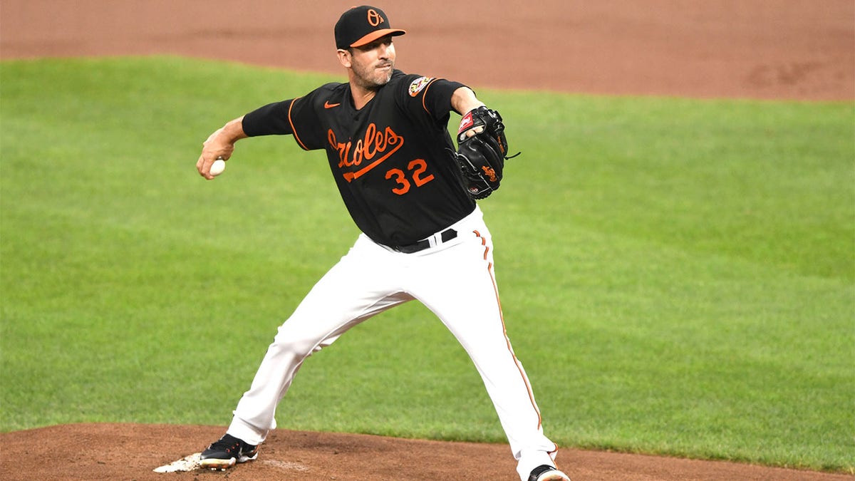 Matt Harvey pitches for the Orioles
