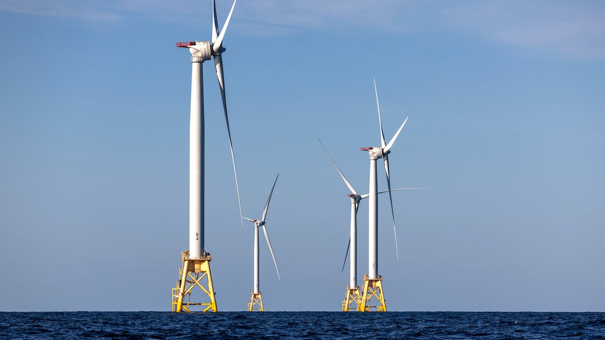 NO MAR - 07 DE JULHO: Turbinas eólicas geram eletricidade no Parque Eólico Block Island em 7 de julho de 2022 perto de Block Island, Rhode Island.  O primeiro parque eólico offshore comercial nos Estados Unidos está localizado a 6,1 km de Block Island, Rhode Island, no Oceano Atlântico.  O projeto de cinco turbinas e 30 MW foi desenvolvido pela Deepwater Wind e iniciou operações em dezembro de 2016 a um custo de quase US$ 300 milhões.  (Foto de John Moore/Getty Images)