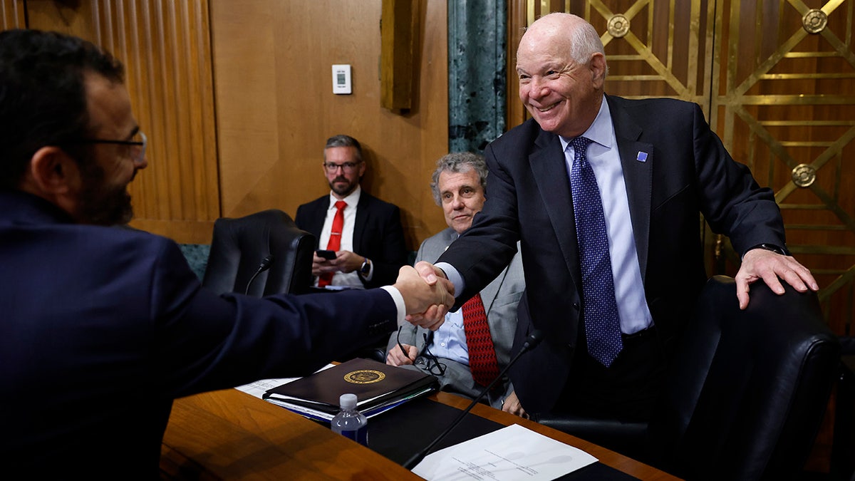 Ben Cardin shakes hand in Senate chamber