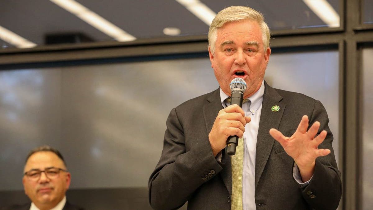 El representante David J. Trone, demócrata de Maryland, pronuncia un discurso en la Biblioteca Conmemorativa Martin Luther King Jr. en Washington, D.C., el 24 de abril de 2023.