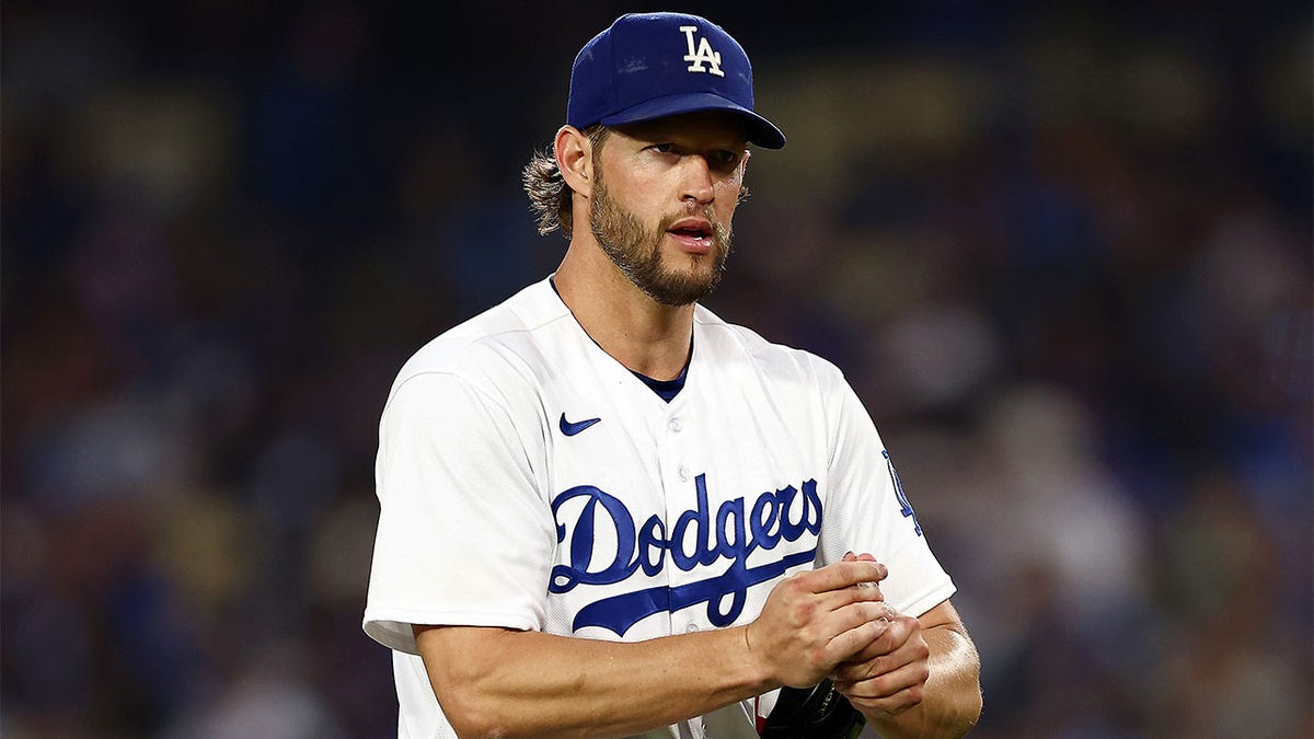 Clayton Kershaw lança contra os Cardinals