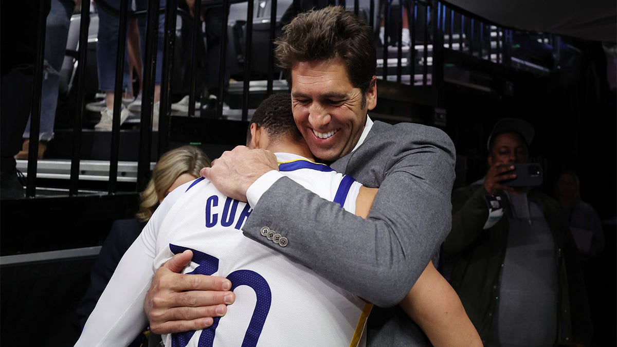 Stephen Curry and Bob Myers hug