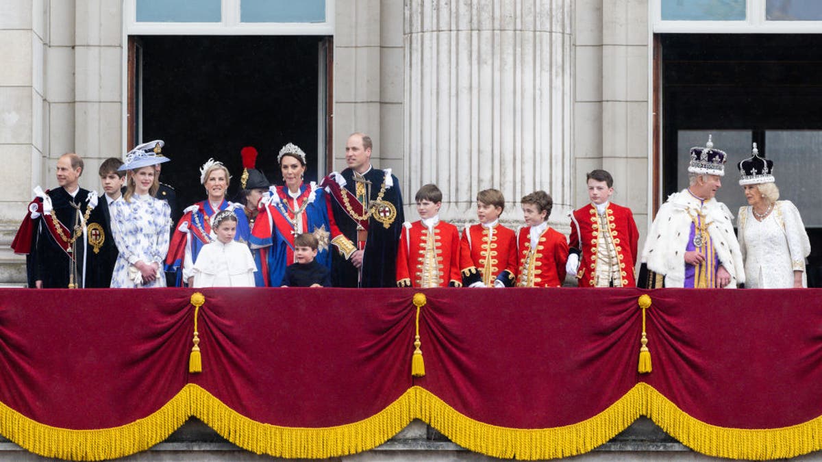 entire royal family on balcony