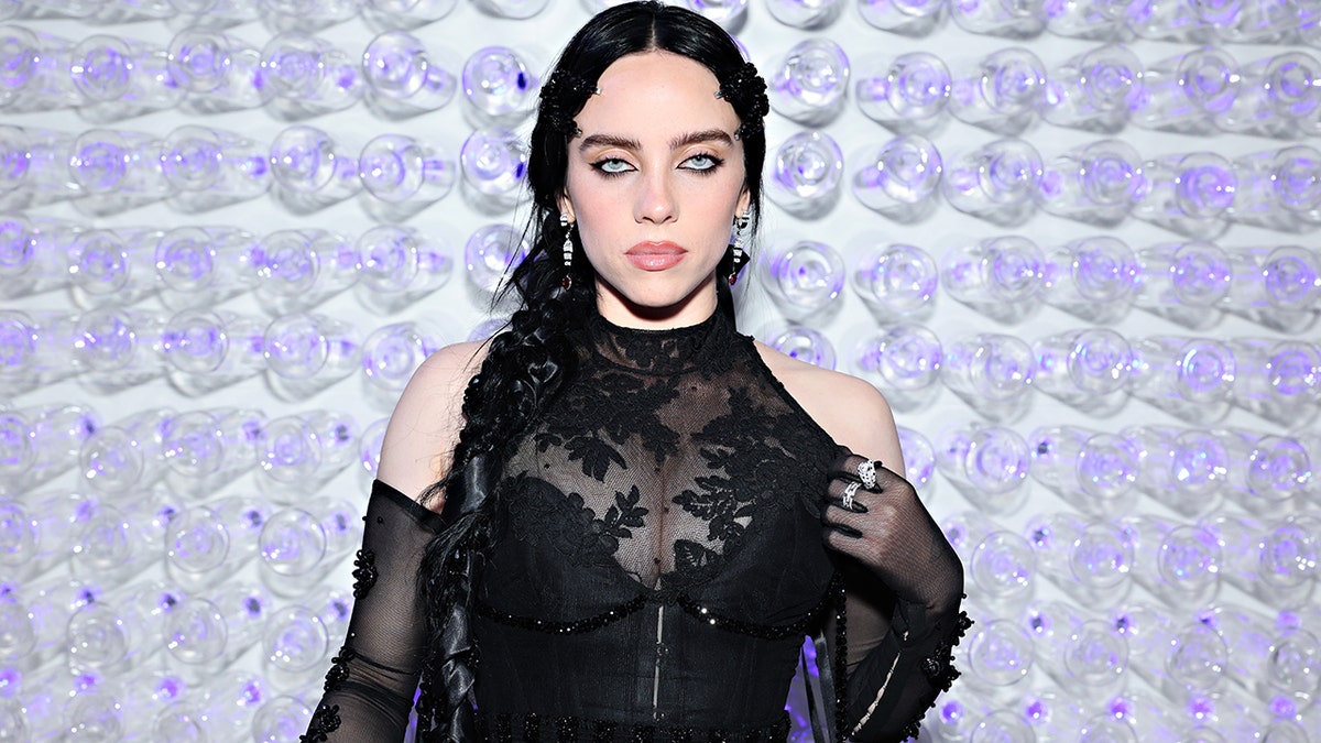 Billie Eilish's Blue Hair: The Impact on Her Fans and Critics - wide 3