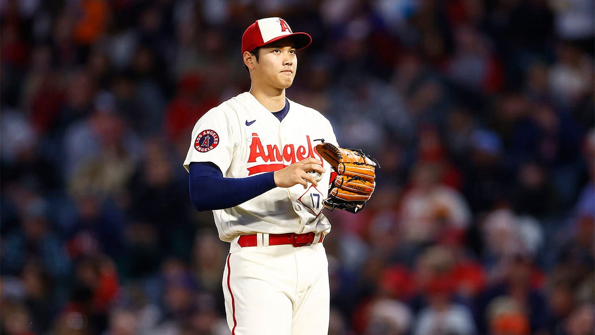 Shohei Ohtani pitches against the Astros