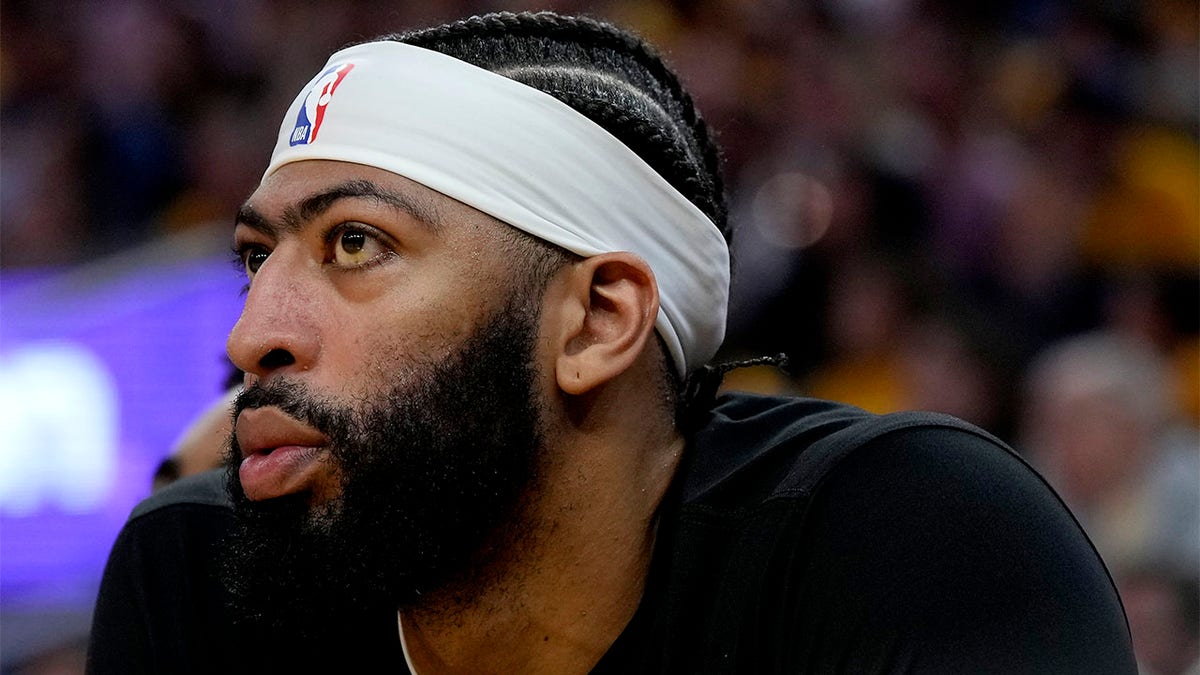 Anthony Davis looks on from the bench