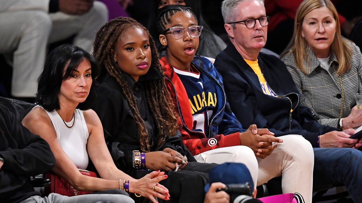 Jennifer Hudson with son David at Lakers game