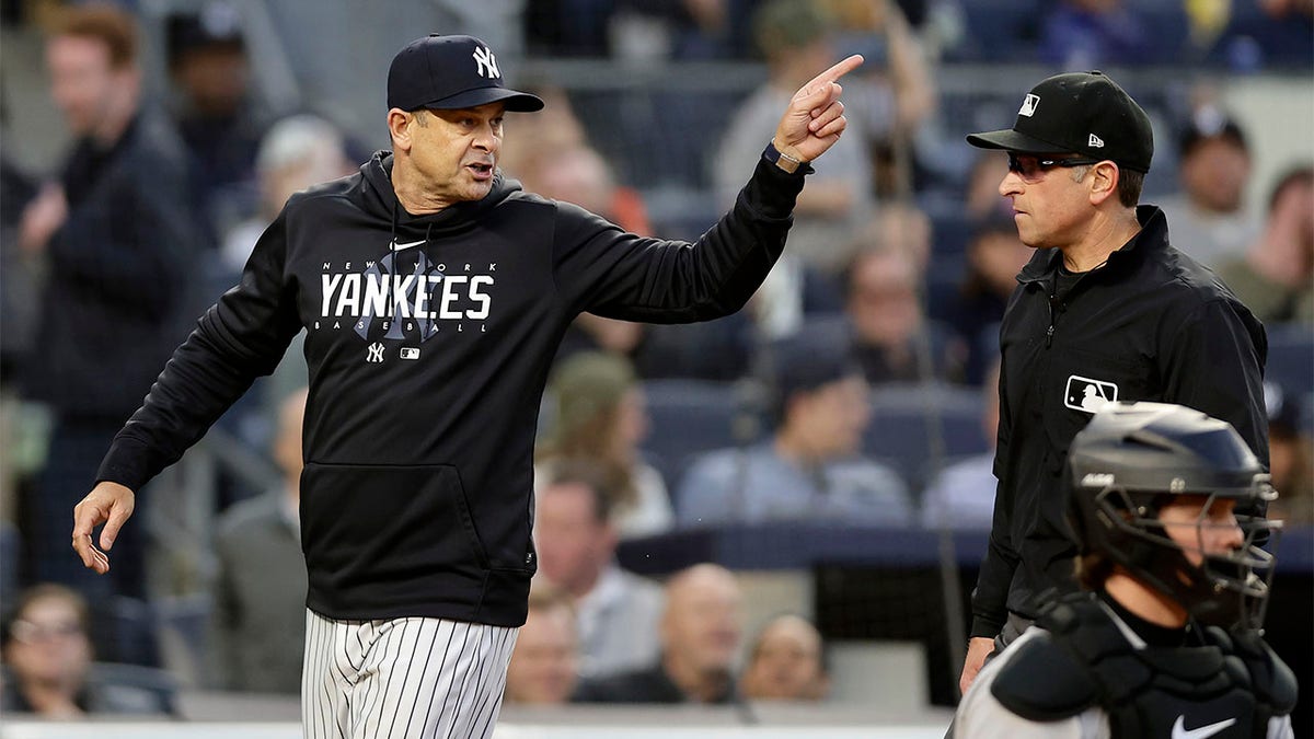 Aaron Boone yells at an umpire