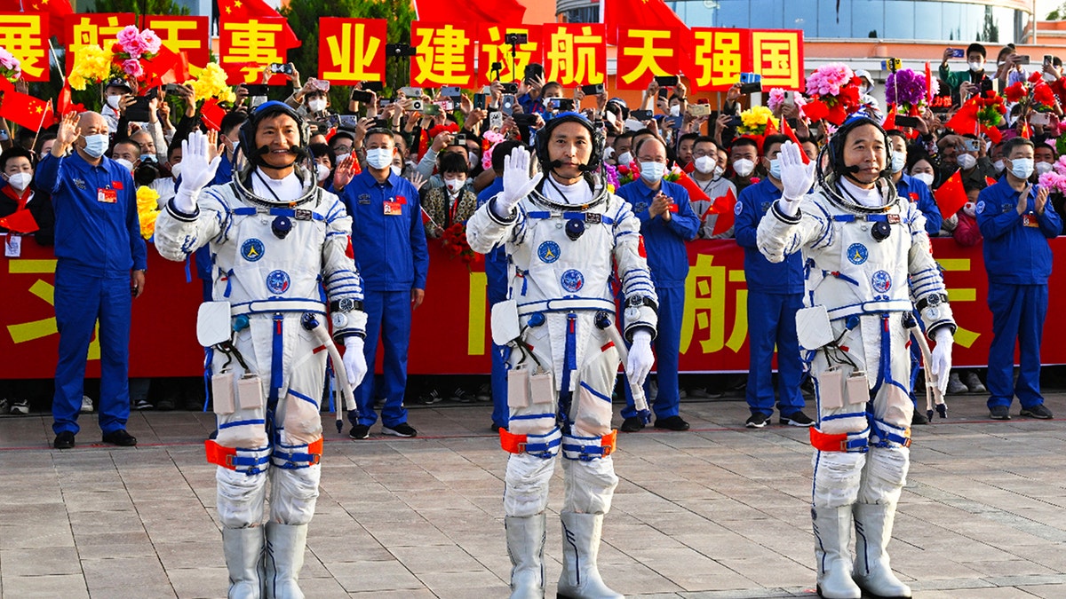 Chinese astronauts attend ceremony