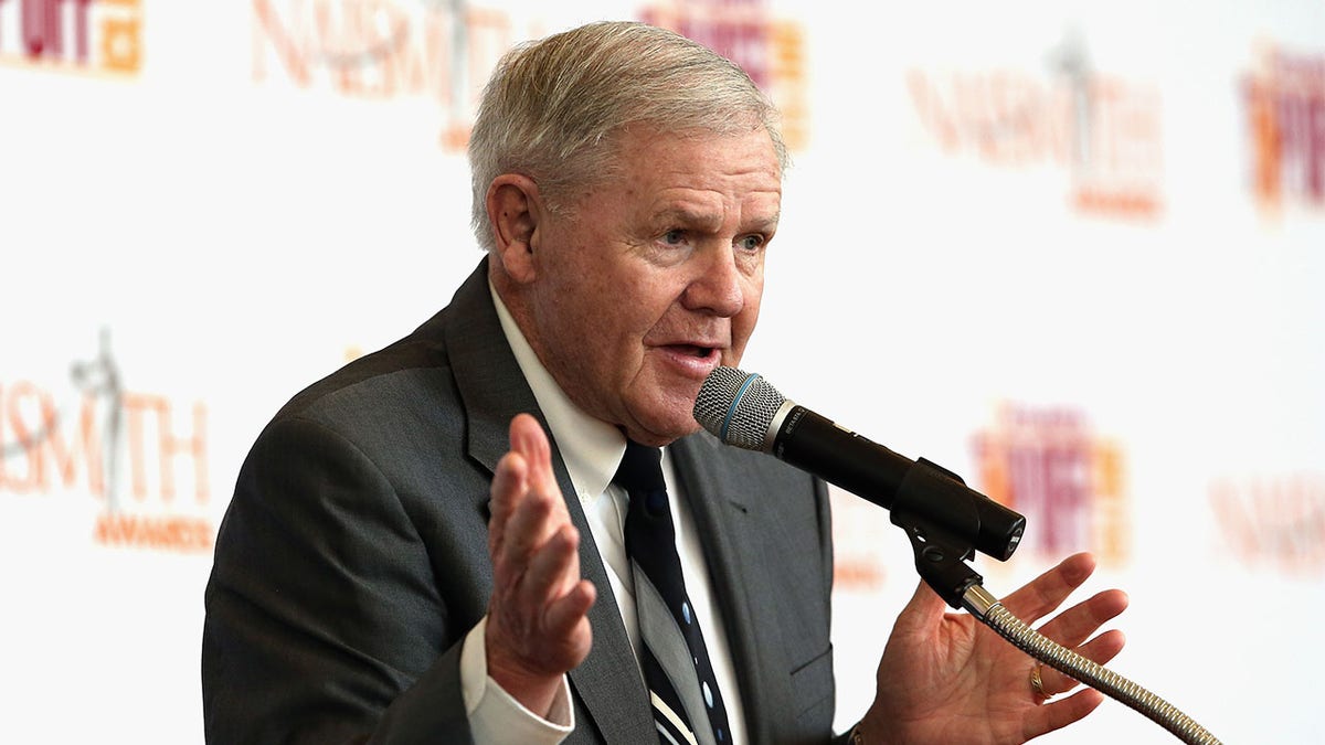 Denny Crum speaks at the podium