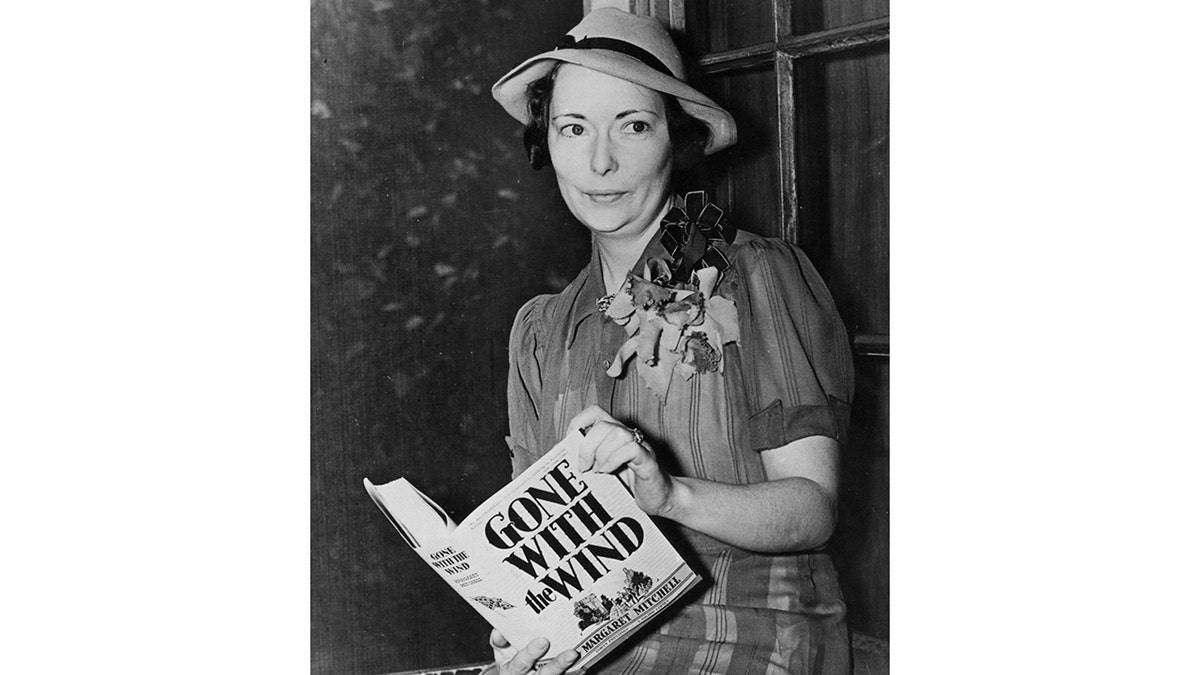 De Margaret Mitchell "Lo que el viento se llevó" Se publicó el 30 de junio de 1936. Aquí se la ve posando con una copia de su novela. 