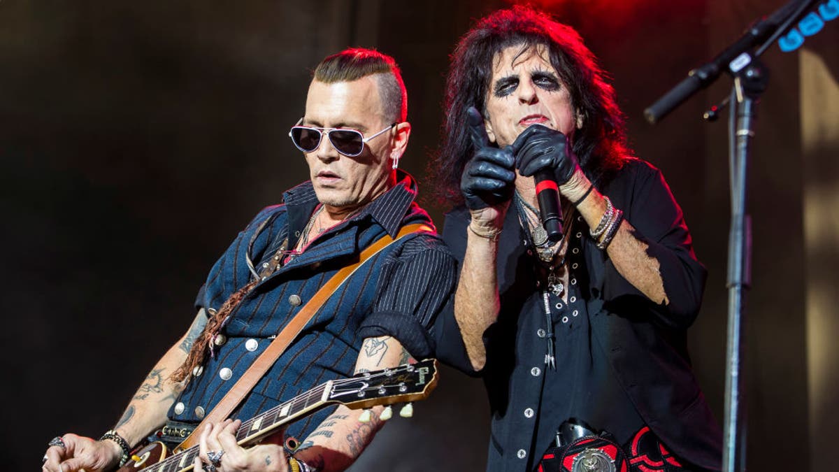 johnny depp and alice cooper performing together on stage