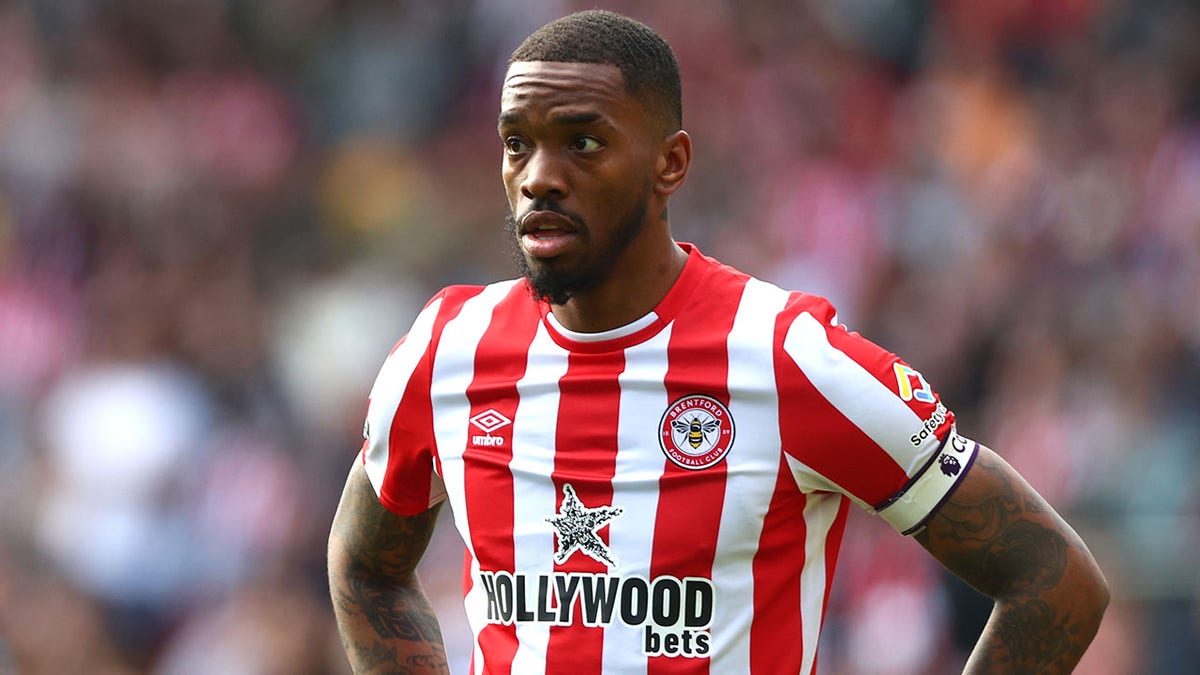 Ivan Toney van Brentford melihat selama pertandingan Liga Premier antara Brentford FC dan Nottingham Forest di panggung komunitas Brentford pada 29 April 2023 di Brentford, Inggris.