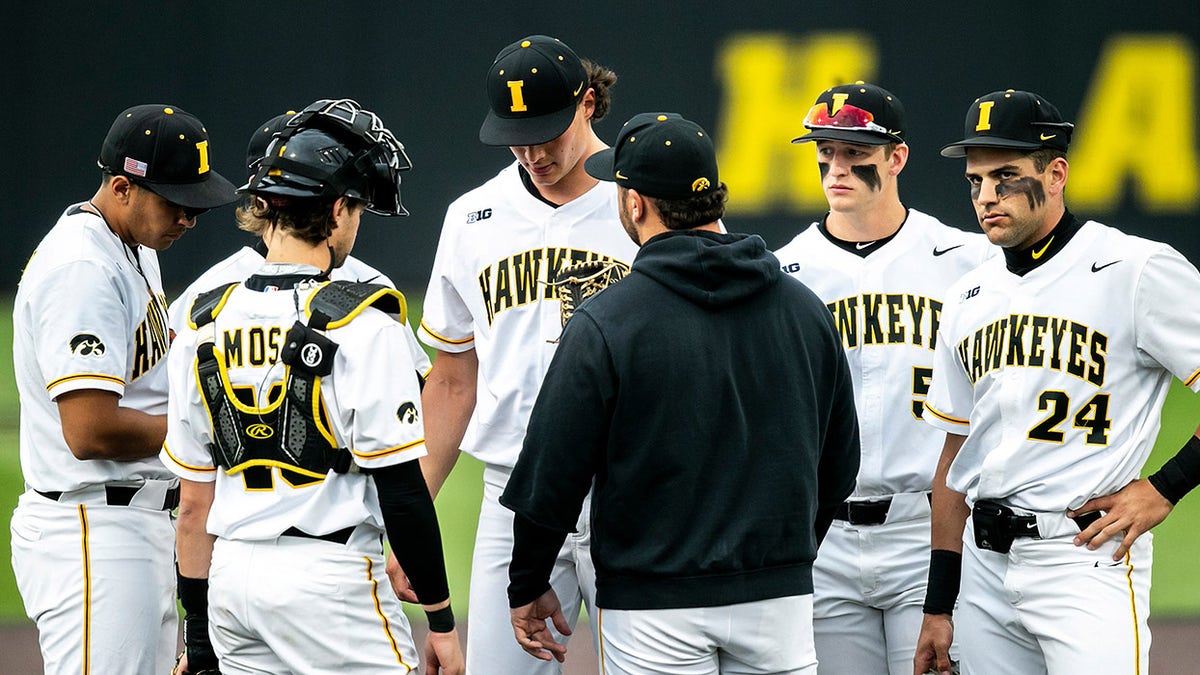 Iowa hawkeye baseball outlet caps