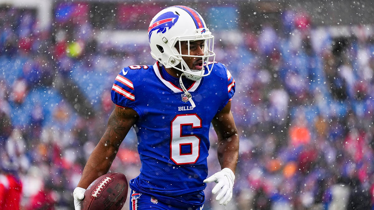 Ex-Bills player blames snow for playoff loss to Bengals, says roof