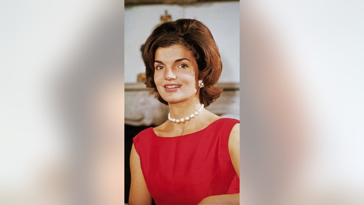 Jackie Kennedy vestido rojo sonriendo