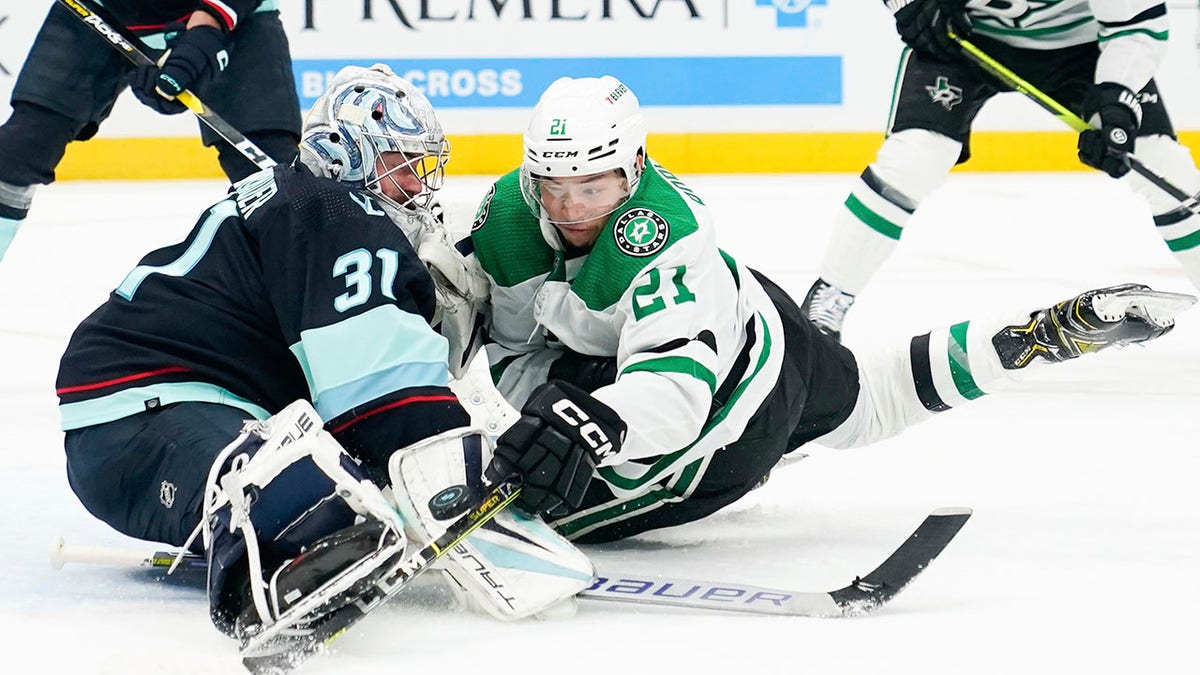 Jason Robertson gets stopped by goaltender