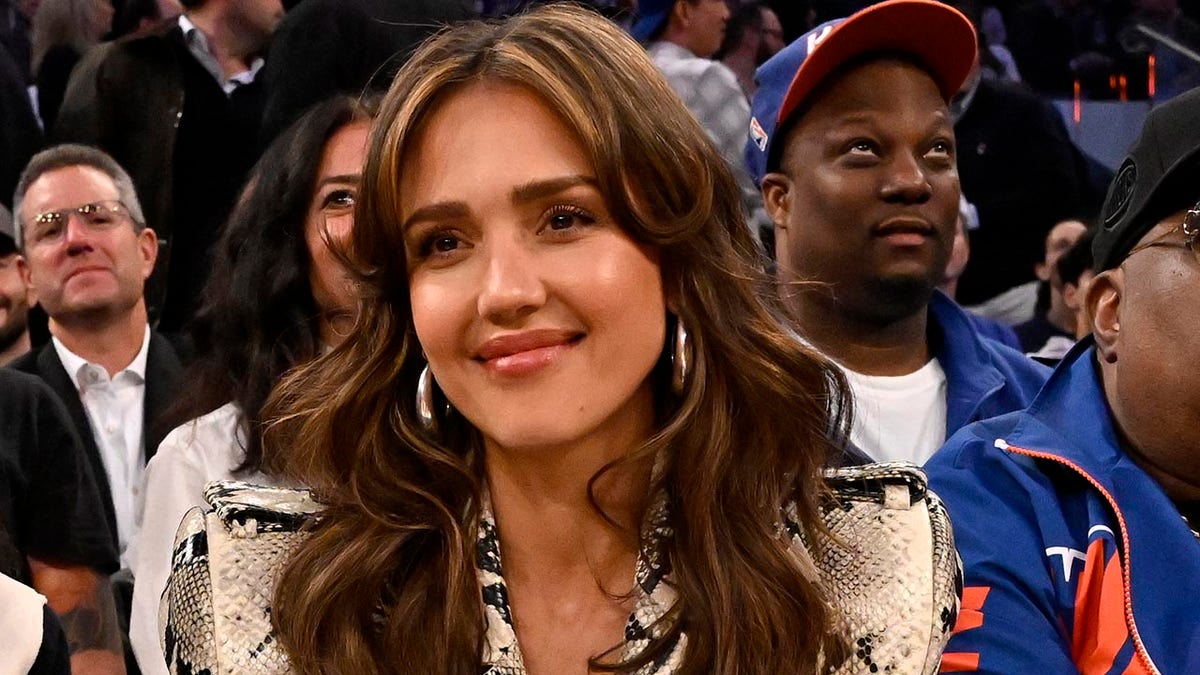 Jessica Alba takes in Knicks game.