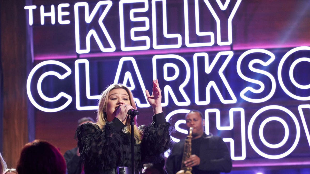 Kelly Clarkson performs on her show