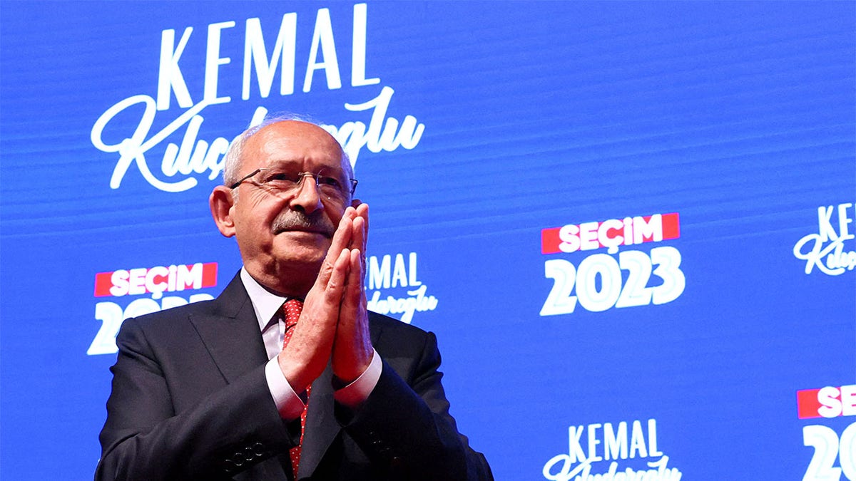Kemal Kilicdaroglu clapping his hands together