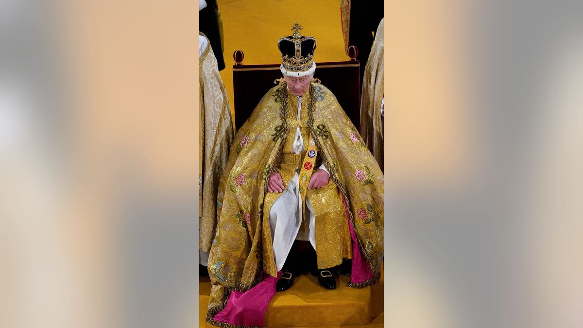 O rei Carlos III recebe a coroa de St Edwards durante sua cerimônia de coroação na Abadia de Westminster